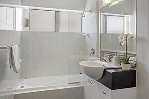 Stylish 3-bed Apartment in Coastal Redcliffe