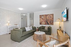 Stylish 3-bed Apartment in Coastal Redcliffe