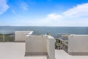 Stylish 3-bed Apartment in Coastal Redcliffe