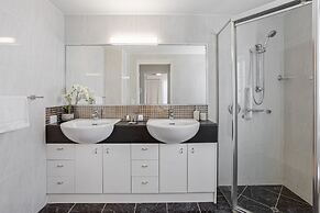 Stylish 3-bed Apartment in Coastal Redcliffe