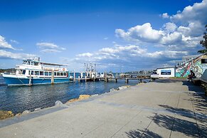 Comfy 2-bedroom Apartment With a Clyde River View
