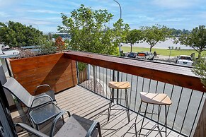 Comfy 2-bedroom Apartment With a Clyde River View