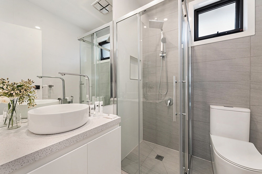 Gorgeous 3-bed House With Spacious Shared Backyard