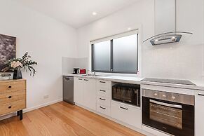 Gorgeous 3-bed House With Spacious Shared Backyard