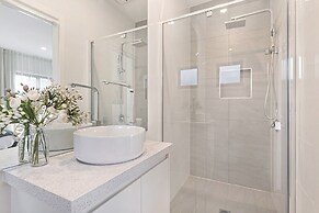 Gorgeous 3-bed House With Spacious Shared Backyard