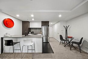 Central 1-bed Apartment With Pool