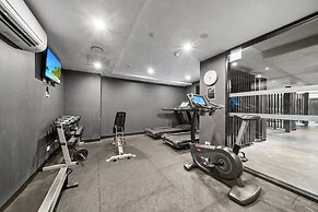 Central 1-bed Apartment With Pool