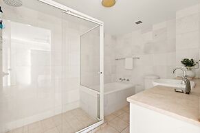 Spacious 2-bed, 2-bath Moments From Avalon Beach
