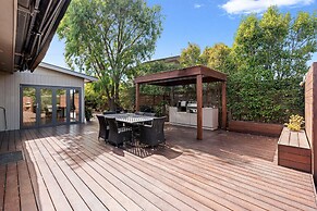 Luxurious 3-bed Home With Outdoor Spa