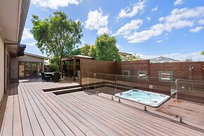 Luxurious 3-bed Home With Outdoor Spa
