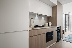 Chic Studio Stay Near Cafes and Coastline