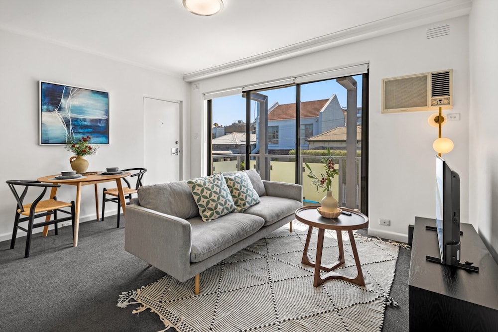 Cosy 1-bed Balcony Unit in Quiet Street by Shops