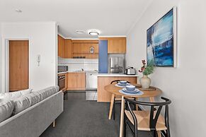 Cosy 1-bed Balcony Unit in Quiet Street by Shops