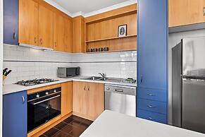Cosy 1-bed Balcony Unit in Quiet Street by Shops