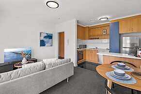 Cosy 1-bed Balcony Unit in Quiet Street by Shops