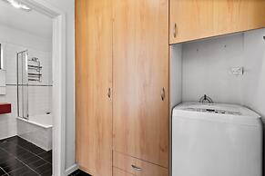 Cosy 1-bed Balcony Unit in Quiet Street by Shops