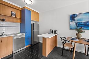Cosy 1-bed Balcony Unit in Quiet Street by Shops