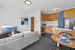 Cosy 1-bed Balcony Unit in Quiet Street by Shops