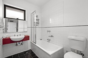 Cosy 1-bed Balcony Unit in Quiet Street by Shops