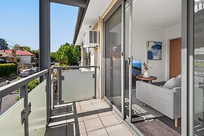 Cosy 1-bed Balcony Unit in Quiet Street by Shops