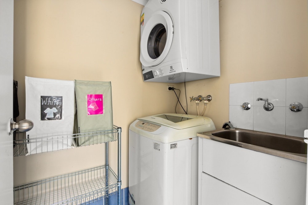Spacious 2-bed Apartment Near Parramatta CBD