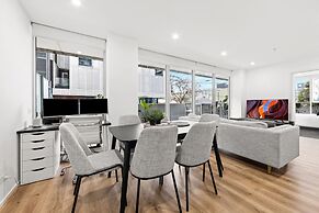 Sleek South Yarra 2-bed With Alfresco Dining