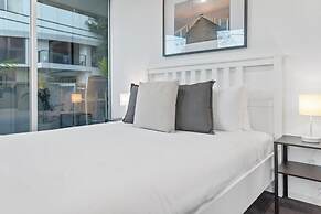 Sleek South Yarra 2-bed With Alfresco Dining
