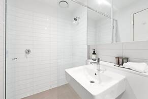 Sleek South Yarra 2-bed With Alfresco Dining