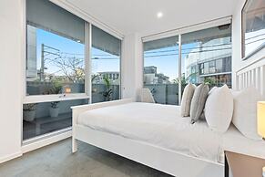 Sleek South Yarra 2-bed With Alfresco Dining