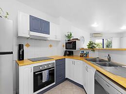 2-bed Escape With Pool, Steps From Torquay Beach