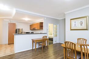 Central East Perth Flat With Pool & Gym Access