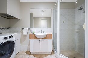 Central East Perth Flat With Pool & Gym Access