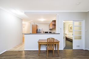 Central East Perth Flat With Pool & Gym Access