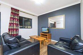 Central East Perth Flat With Pool & Gym Access