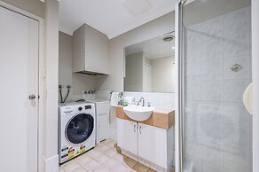 Central East Perth Flat With Pool & Gym Access