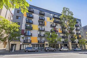 Central East Perth Flat With Pool & Gym Access
