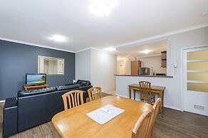 Central East Perth Flat With Pool & Gym Access