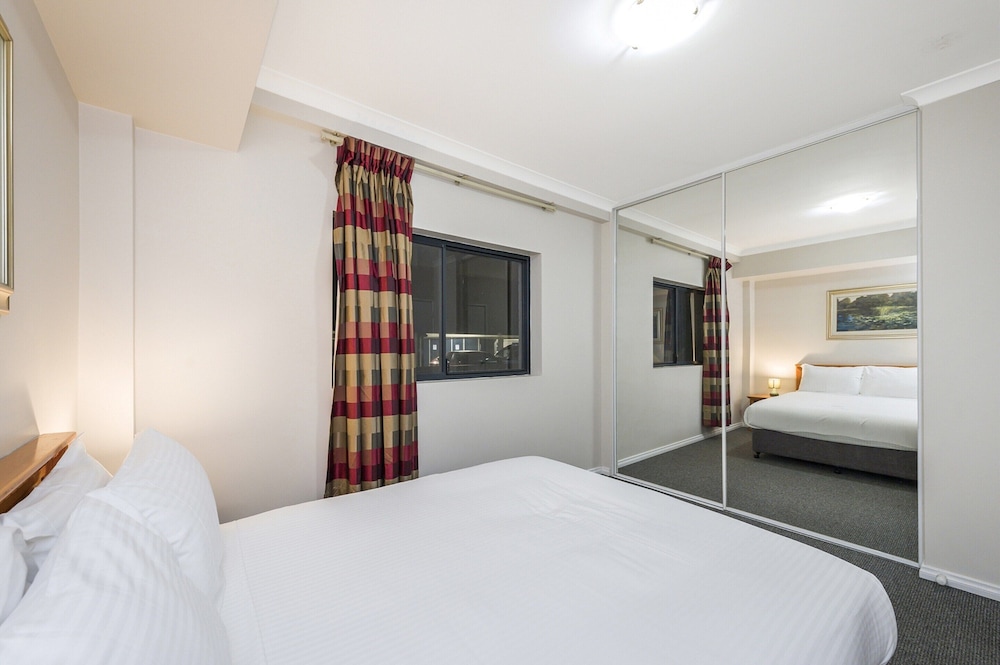 Central East Perth Flat With Pool & Gym Access
