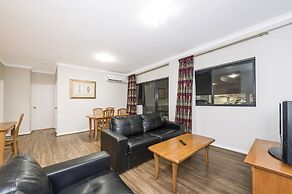 Central East Perth Flat With Pool & Gym Access