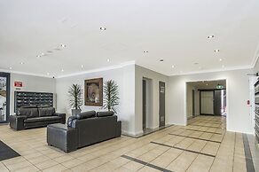 Central East Perth Flat With Pool & Gym Access