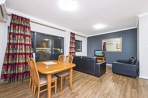 Central East Perth Flat With Pool & Gym Access