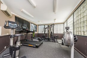 Central East Perth Flat With Pool & Gym Access