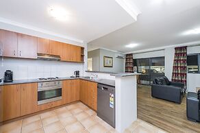 Central East Perth Flat With Pool & Gym Access