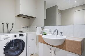 Central East Perth Flat With Pool & Gym Access