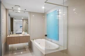 Oceanview 2-bed With Pool, Sauna, Gym & Parking