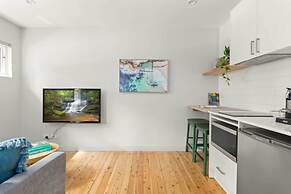 Modern 1-bed Pad Minutes Away From Beach