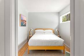 Modern 1-bed Pad Minutes Away From Beach