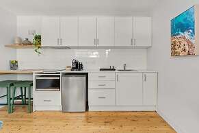 Modern 1-bed Pad Minutes Away From Beach