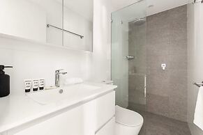Modern 1-bed Pad Minutes Away From Beach