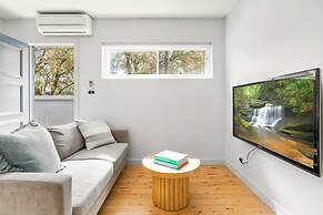Modern 1-bed Pad Minutes Away From Beach